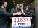 los responsables de la administraci&oacute;n n&uacute;mero 11 de Valencia, conocida como casa Bello, situada en la plaza del Ayuntamiento, celebran con cava que una parte del segundo premio