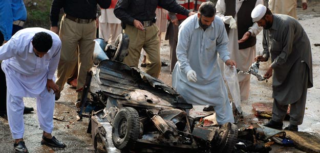 Restos del motocarro bomba en Peshawar