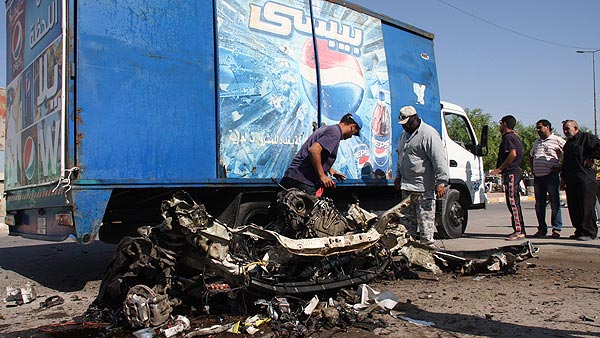 Restos de un vehículo en uno de los atentados con bomba en Ciudad Sadr, Bagdad Restos de un vehículo en uno de los atentados con bomba en Ciudad Sadr, Bagdad