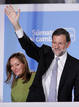 El candidato del Partido Popular a la presidencia del Gobierno, Mariano Rajoy, acompa&ntilde;ado por su esposa, Elvira Fern&aacute;ndez saluda a los simpatizantes populares que se han congregado en la calle G&eacute;nova.