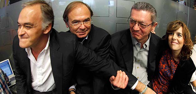 El portavoz popular en el Senado, P&iacute;o Garc&iacute;a-Escudero, segundo por la izquierda, acompa&ntilde;ado de Esteban Gonz&aacute;lez Pons, Alberto Ruiz Gallard&oacute;n y Soraya S&aacute;enz de Santamar&iacute;a, celebran la victoria electoral del PP en la sede de la calle G&eacute;nova, en Madrid.
