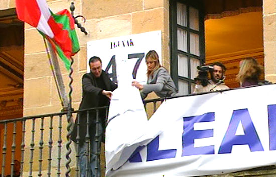 Retiran la pancarta del Ayuntamiento de Bermeo tras la liberaci&oacute;n del Alakrana