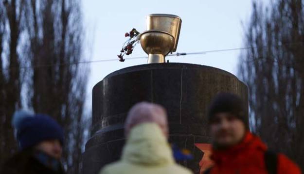 Retrete dorado sobre el pedestal donde estaba la estatua de Lenin en Kiev