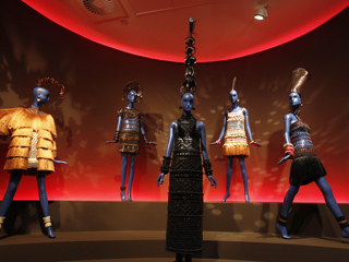 Ver v&iacute;deo  'Retrospectiva de Yves Saint Laurent en Madrid'
