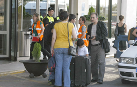 Los familiares de las v&iacute;ctimas del accidente de Barajas se re&uacute;nen con directivos de Spanair