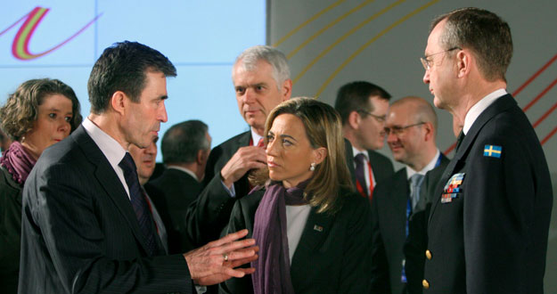 La ministra de Defensa, Carme Chac&oacute;n, acompa&ntilde;ada del secretario de la OTAN, el dan&eacute;s Anders Fogh Rasmussen (i) y el presidente del comit&eacute; militar de la UE, el sueco Hakan Syren (d), en la Cumbre de ministros de Defensa