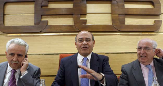 El presidente de la Confederación Española de Organizaciones Empresariales (CEOE), Gerardo Díaz Ferrán, flanqueado por el presidente de CEPYME, Jesús Barcenas (i), y el vicepresidente de la CEOE, Juan Jiménez Aguilar (d). El presidente de la Confederación Española de Organizaciones Empresariales (CEOE), Gerardo Díaz Ferrán, flanqueado por el presidente de CEPYME, Jesús Barcenas (i), y el vicepresidente de la CEOE, Juan Jiménez Aguilar (d).