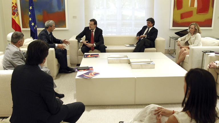 Rajoy se reúne con la Societat Civil Catalana mientras espera a cerrar la cita con Mas