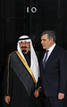 El Rey de Arabia Saud&iacute;, Abdullah, es recibido por el pirmer ministro brit&aacute;nico, Gordon Brown
