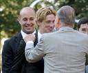 Ante la mirada del peligroso Reina, el Rey bromea con el h&eacute;roe de la final, Fernando Torres.