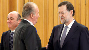 Ver v&iacute;deo  'El rey da la enhorabuena a Mariano Rajoy y Luis De Guindos tras la ayuda europea a la banca'