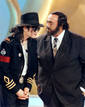 El rey del pop charla con Luciano Pavarotti durante la grabaci&oacute;n de un programa de televisi&oacute;n en Mil&aacute;n. 1997