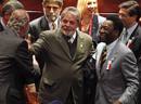 El rey Don Juan Carlos charla con sus rivales brasile&ntilde;os Luiz Inacio Lula da Silva y Pel&eacute;.