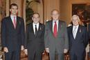 El Rey y el Pr&iacute;ncipe posan con V&iacute;ctor Garc&iacute;a de la Concha y Javier Solana