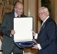 Don Juan Carlos le entrega el Collar de la Orden a V&iacute;ctor Garc&iacute;a de la Concha