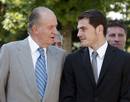 De Rey a capit&aacute;n, Don Juan Carlos e &Iacute;ker Casillas comentan la jugada.