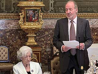 Ver v&iacute;deo  'El rey homenajea a Ana Mar&iacute;a Matute la v&iacute;spera de la entrega del Premio Cervantes'