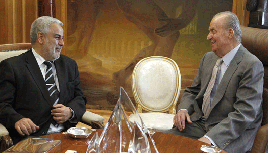 El rey Juan Carlos conversa con el primer ministro de Marruecos, Abdeliláh Benkiran. El rey Juan Carlos conversa con el primer ministro de Marruecos, Abdeliláh Benkiran.