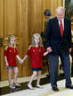 El rey Juan Carlos, junto a sus nietas Leonor y Sof&iacute;a durante la recepci&oacute;n a los integrantes de la selecci&oacute;n espa&ntilde;ola de f&uacute;tbol.