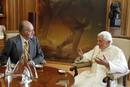 El rey Juan Carlos y el papa Benedicto XVI durante el encuentro que han mantenido hoy en el Palacio de la Zarzuela, en Madrid