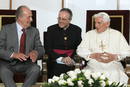 El rey Juan Carlos y el papa Benedicto XVI durante el encuentro privado que han mantenido en el pabell&oacute;n de Estado del aeropuerto de Barajas
