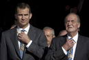 El rey Juan Carlos y el pr&iacute;ncipe Felipe salen del Congreso de los Diputados
