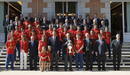 El rey Juan Carlos y los Pr&iacute;ncipes de Asturias posan con los integrantes de la selecci&oacute;n espa&ntilde;ola de f&uacute;tbol durante la recepci&oacute;n.