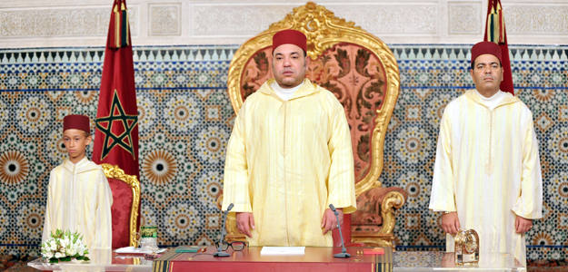 El Rey de Marruecos, Mohamed VI, con su hijo y heredero, el pr&iacute;ncipe Moulay Hassan, y su hermano, el pr&iacute;ncipe Moulay Rachid en el discurso por el XIII aniversario de su llegada al trono el lunes 30 de julio