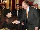 El Rey Juan Carlos saluda al l&iacute;der de Libia, Muamar Al Gadafi, durante un almuerzo en el Palacio Real.