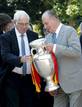 El Rey observa la copa de campeone de Europa en presencia de Luis Aragon&eacute;s.