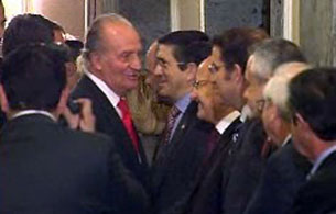 Ver v&iacute;deo  'El Rey y el pr&iacute;ncipe Felipe acuden al Senado'