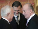El rey don Juan Carlos conversa con el ministro de Asuntos Exteriores, Jos&eacute; Manuel Garc&iacute;a Margallo (i), en presencia del presidente del Gobierno, Mariano Rajoy.