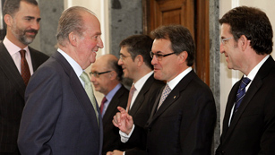 Ver vídeo  'El rey y Rajoy saludan a los presidentes autónomicos en la Conferencia de Presidentes'