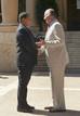 Don Juan Carlos y el presidente de presidente venezolano, Hugo Ch&aacute;vez se estrechan la mano hoy a las puertas del Palacio de Marivent de Palma de Mallorca, en el primer encuentro cara a cara tras &iquest;por qu&eacute; no te callas?