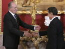 El rey Juan Carlos saluda al presidente franc&eacute;s, Nicolas Sarkozy, con quien ha mantenido hoy un encuentro en el Palacio Real antes de imponerle el Collar de la Orden del Tois&oacute;n de Oro.