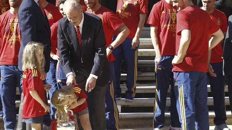 El rey a la selecci&oacute;n: "Hab&eacute;is dado alegr&iacute;a a toda Espa&ntilde;a"