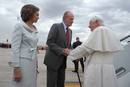 Los reyes don Juan Carlos y do&ntilde;a Sof&iacute;a dan la bienvenida a Benedicto XVI