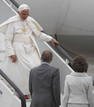 Los reyes esperan en Barajas mientras Benedicto XVI baja las escalinatas del avi&oacute;n