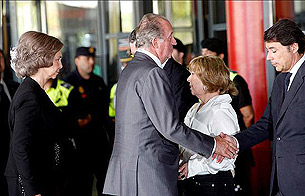 Ver v&iacute;deo  'Los reyes llegan a Madrid para visitar a los familiares de las v&iacute;ctimas de la tragedia de Barajas'