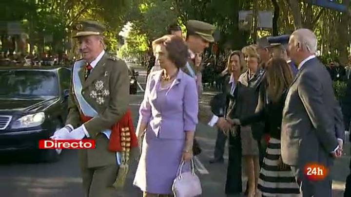 Ir al Video&nbsp;Los reyes llegan a la plaza de Neptuno desde donde presiden el desfile de las Fuerzas Armadas