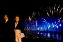 La reina Sof&iacute;a y el rey Juan Carlos observan los fuegos artificiales desde el Balc&oacute;n Rainillas, hoy, durante la ceremonia de clausura de la Exposici&oacute;n Internacional de Zaragoza.