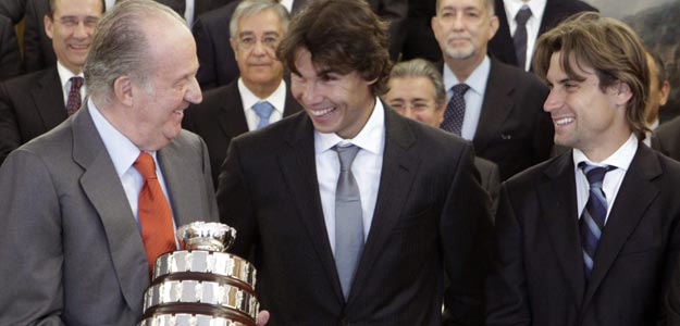 El rey Juan Carlos charla con el tenista Rafael Nadal durante la audiencia al equipo español campeón de la Copa Davis 2011 El rey Juan Carlos charla con el tenista Rafael Nadal durante la audiencia al equipo español campeón de la Copa Davis 2011