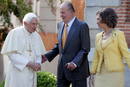 Los reyes reciben al papa Benedicto XVI con motivo de la visita de cortes&iacute;a que el Santo Padre ha realizado en el Palacio de la Zarzuela