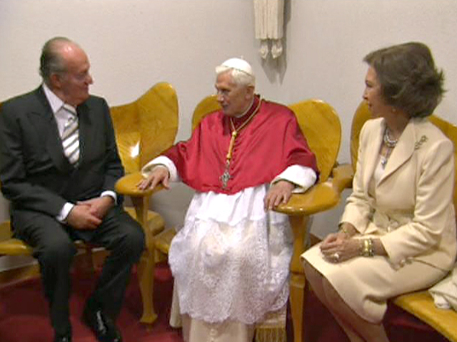Los Reyes se re&uacute;nen con el Papa a su llegada al templo de la Sagrada Familia
