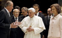 Los Reyes de Espa&ntilde;a, Juan Carlos y Sof&iacute;a, conversan con el papa Benedicto XVI
