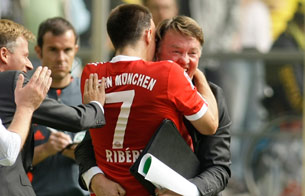 Ver v&iacute;deo  'Rib&eacute;ry se reconcilia con Van Gaal'