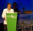 Ricardo G&oacute;mez no solo acompa&ntilde;&oacute; a Imanol Arias, sino que fue el encargado de entregarle el premio Mainat 2012