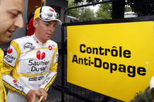 El ciclista italiano del Saunier Duval, Riccardo Ricco, pasa un control antidopaje después de ganar en la novena etapa del Tour, en Bagnères de Bigorre. El ciclista italiano del Saunier Duval, Riccardo Ricco, pasa un control antidopaje después de ganar en la novena etapa del Tour, en Bagnères de Bigorre.