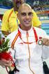 Richard Oribe muestra su medalla de plata conseguida en la prueba de 50 libres S4.