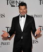 Ricky Martin posa a su llegada para la entrega de los premios Tony 2012. El cantante puertorrique&ntilde;o forma parte del elenco del musical Evita junto a Elena Rogers y Michael Cerveris.